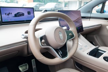 ZHONGSHAN GUANGDONG Çin - 24 Ekim 2025: Lüks bir arabanın kokpiti.