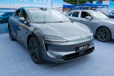 ZHONGSHAN GUANGDONG Çin - 24 Ekim 2025: gri bir HIMA Luxeed R7 arabası.