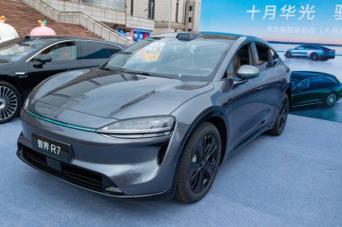 ZHONGSHAN GUANGDONG Çin - 24 Ekim 2025: gri bir HIMA Luxeed R7 arabası.