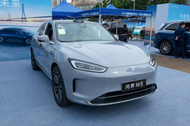 ZHONGSHAN GUANGDONG Çin - 24 Ekim 2025: gri bir SERES Aito M5 arabası.