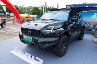 ZHONGSHAN GUANGDONG Çin - 24 Ekim 2025: siyah bir Dongfeng Savaşçısı 917 arabası.