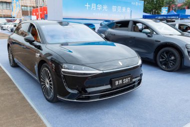 ZHONGSHAN GUANGDONG Çin - 24 Ekim 2025: siyah bir HIMA S9T otomobil.