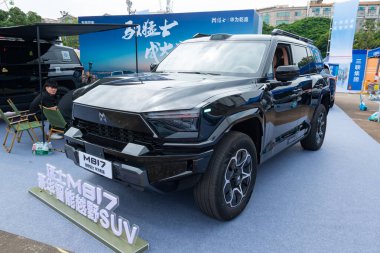 ZHONGSHAN GUANGDONG Çin - 24 Ekim 2025: Siyah bir Dongfeng Savaşçısı M817 arabası.