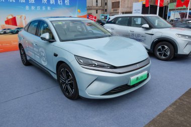 ZHONGSHAN GUANGDONG Çin - 24 Ekim 2025: açık mavi bir BYD Qin L EV otomobil.