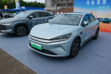 ZHONGSHAN GUANGDONG Çin - 24 Ekim 2025: açık mavi bir BYD Qin L EV otomobil.