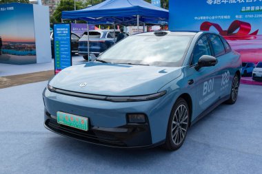 ZHONGSHAN GUANGDONG Çin - 24 Ekim 2025: açık mavi bir Leapmotor BOI arabası.