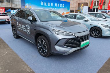 ZHONGSHAN GUANGDONG Çin - 24 Ekim 2025: açık gri bir BYD Song L DM-i araba.