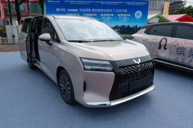ZHONGSHAN GUANGDONG Çin - 24 Ekim 2025: hafif bir haki rengi Wuling Starlight 730 araba.