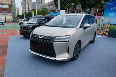 ZHONGSHAN GUANGDONG Çin - 24 Ekim 2025: hafif bir haki rengi Wuling Starlight 730 araba.