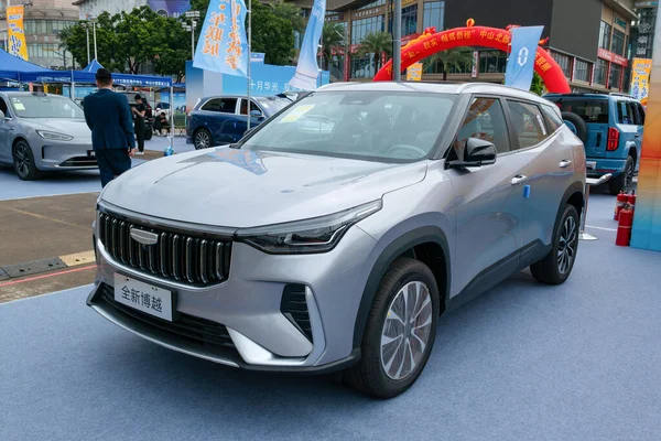 ZHONGSHAN GUANGDONG Çin - 24 Ekim 2025: gri bir Geely Boyue arabası.