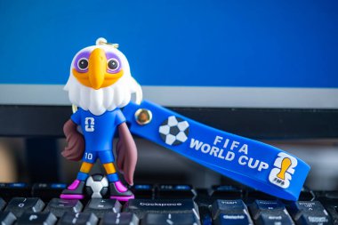 ZHONGSHAN Çin-17 Ekim 2025: 2026 FIFA Dünya Kupası için yatay kompozisyonda bir klavyede maskot debriyajı.