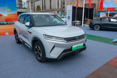 ZHONGSHAN GUANGDONG Çin - 24 Ekim 2025: açık gri bir BYD Yuan Up arabası.