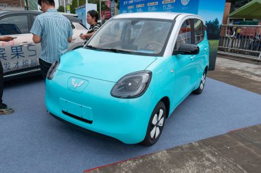 ZHONGSHAN GUANGDONG Çin - 24 Ekim 2025: açık mavi bir WuLing arabası.