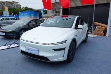 ZHONGSHAN GUANGDONG Çin - 24 Ekim 2025: beyaz bir Tesla Model Y araba.