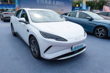 ZHONGSHAN GUANGDONG Çin - 24 Ekim 2025: beyaz bir BYD SEAL 06 EV otomobil.