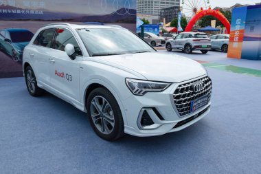 ZHONGSHAN GUANGDONG Çin - 24 Ekim 2025: beyaz bir Audi Q3 araba.