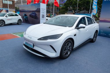 ZHONGSHAN GUANGDONG Çin - 24 Ekim 2025: beyaz bir BYD SEAL 06 EV otomobil.