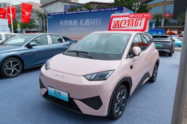 ZHONGSHAN GUANGDONG Çin - 24 Ekim 2025: pembe bir BYD Martı Akıllı Sürücü Aracı.
