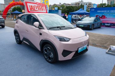 ZHONGSHAN GUANGDONG Çin - 24 Ekim 2025: pembe bir BYD Martı Akıllı Sürücü Aracı.