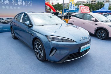 ZHONGSHAN GUANGDONG Çin - 24 Ekim 2025: mavi bir BYD Mühür 07 DM-i araba.