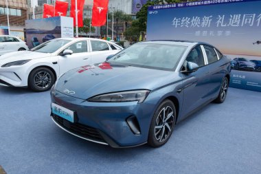 ZHONGSHAN GUANGDONG Çin - 24 Ekim 2025: mavi bir BYD Mühür 07 DM-i araba.