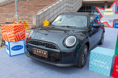 ZHONGSHAN GUANGDONG Çin - 24 Ekim 2025: siyah bir BMW MINI arabası.