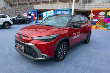 ZHONGSHAN GUANGDONG Çin - 24 Ekim 2025: kırmızı bir Toyota Frontlander Smart Dual Hybrid araba.