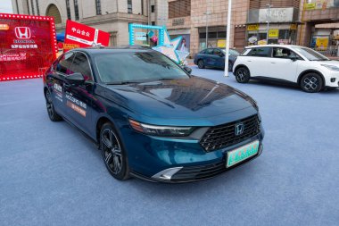 ZHONGSHAN GUANGDONG Çin - 24 Ekim 2025: mavi bir Honda Accord e: PHEV araba.