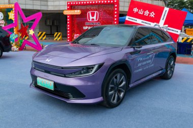 ZHONGSHAN GUANGDONG Çin - 24 Ekim 2025: mor Honda P7 arabası.