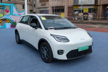 ZHONGSHAN GUANGDONG Çin - 24 Ekim 2025: beyaz bir Aion arabası.