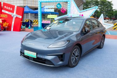 ZHONGSHAN GUANGDONG Çin - 24 Ekim 2025: mavi bir Aion arabası.