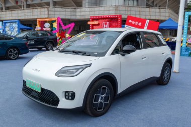 ZHONGSHAN GUANGDONG Çin - 24 Ekim 2025: beyaz bir Aion arabası.