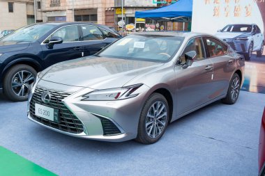 ZHONGSHAN GUANGDONG Çin - 24 Ekim 2025: gümüş renkli Lexus ES200.