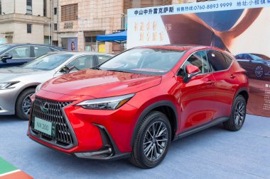 ZHONGSHAN GUANGDONG Çin - 24 Ekim 2025: kırmızı bir Lexus NX200 araba.