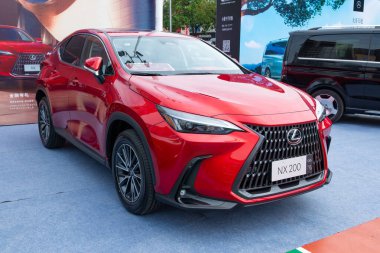 ZHONGSHAN GUANGDONG Çin - 24 Ekim 2025: kırmızı bir Lexus NX200 araba.
