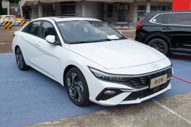 ZHONGSHAN GUANGDONG Çin - 24 Ekim 2025: beyaz Hyundai Elantra arabası.