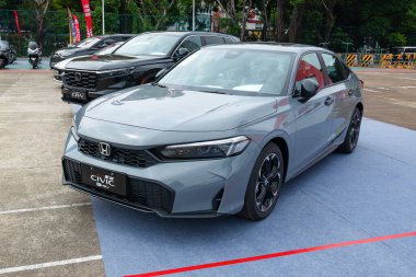 ZHONGSHAN GUANGDONG Çin - 24 Ekim 2025: gri bir Honda Civic e: HEV araba.