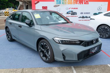 ZHONGSHAN GUANGDONG Çin - 24 Ekim 2025: gri bir Honda Civic e: HEV araba.