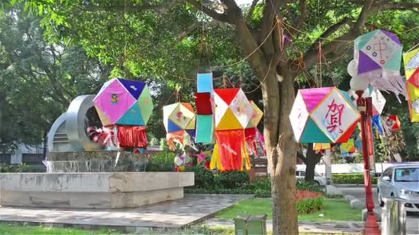 ZHONGSHAN GUANGDONG CHINA-SEP 27,2015: diferentes lanternas penduradas em um parque na manhã do Festival de Outono Médio Chinês em 27 de setembro de 2015 em Zhongshan, Guangdong, China.SEP 27 é o Festival de Outono Médio — Vídeo de Stock