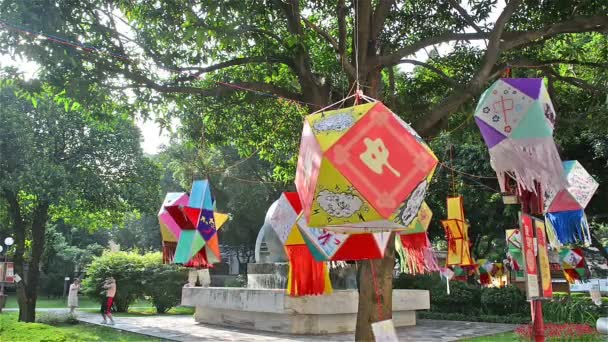 ZHONGSHAN GUANGDONG CHINA-SEP 27,2015: diferentes linternas colgando en un parque en la mañana del Festival de Otoño Medio Chino en SEP 27,2015 en Zhongshan, Guangdong, China.SEP 27 es el Festiv de Otoño Medio — Vídeos de Stock