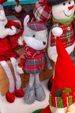 Dikey kompozisyonda şirin Noel geyikleri