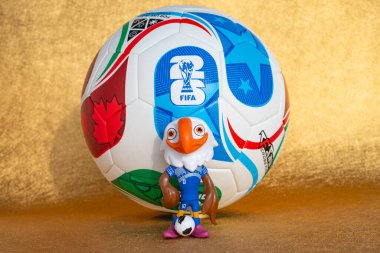 ZHONGSHAN Çin-17 Kasım 2025: 2026 FIFA Dünya Kupası 'nın maskotu Clutch ve futbol takımı.