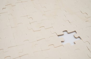 Parçalı bulmaca bir parça ile beyaz arka plan üzerinde cevapsız