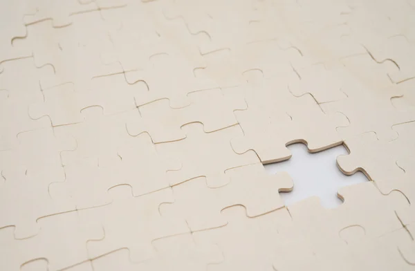 Puzzel met één stuk gemist op witte achtergrond — Stockfoto