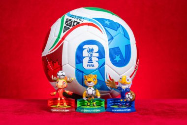 ZHONGSHAN Çin-12 Aralık 2025: resmi maskotlar ve 2026 FIFA Dünya Kupası için kırmızı üzerine yatay kompozisyon.