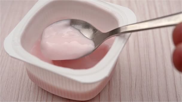Att äta jordgubbssmak yoghurt — Stockvideo