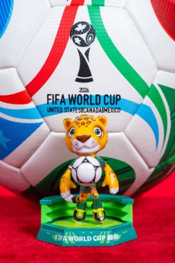 ZHONGSHAN Çin-12 Aralık 2025: resmi maskot Zayu ve 2026 FIFA Dünya Kupası için futbol dikey kompozisyonda kırmızı üzerine.