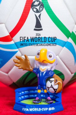 ZHONGSHAN Çin-12 Aralık 2025: resmi maskot Clutch ve 2026 FIFA Dünya Kupası için futbol dikey kompozisyon kırmızı.