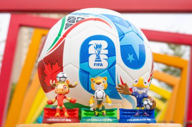 ZHONGSHAN Çin-14 Aralık 2025: 2026 FIFA Dünya Kupası resmi maskotları yatay kompozisyonda renkli çerçeveler önünde.