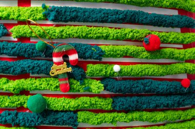 Yatay kompozisyonda Noel ağacı süslemeleri